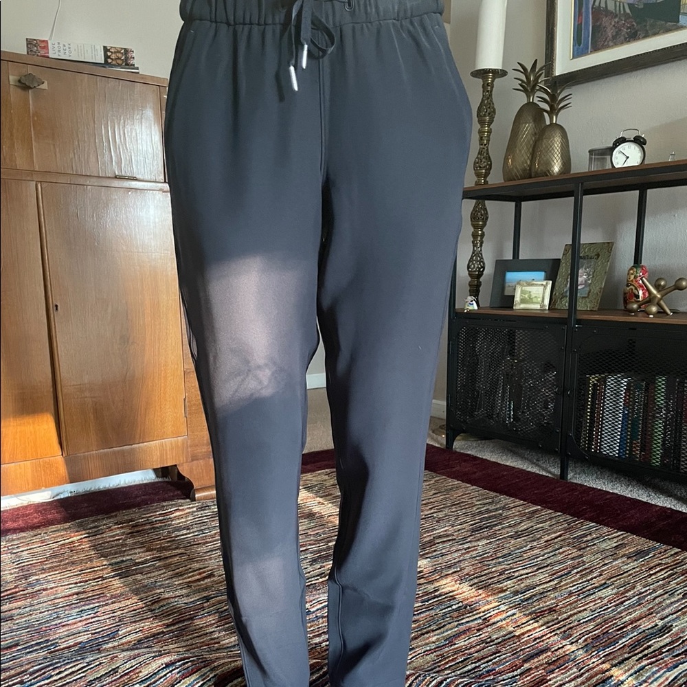 Lululemon On the Fly woven 7/8 pants.